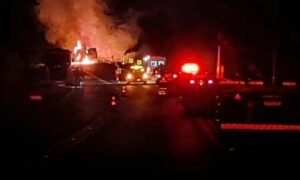 Atenção: Carreta tomba e pega fogo na BR-116. Bombeiros foram acionados e tráfego foi interrompido