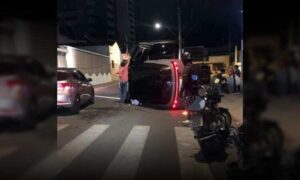 Atenção: Carro desgovernado colide em poste na Avenida Vivaldo Mendes, nesta madrugada de sábado em Conquista