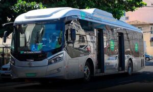 Conquista: Antecipada pelo Blog do Marcelo, chegada do primeiro ônibus elétrico é festejada pela população