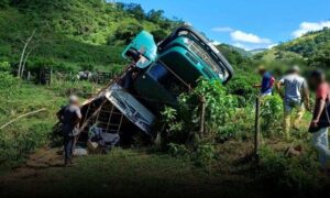 Atenção: Grave acidente com caminhão boiadeiro é registrado no início desta tarde perto de Itambé