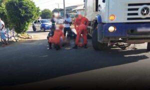 Grave: Ciclista é socorrido após colidir com caminhão de lixo na tarde deste sábado. Vítima foi identificada