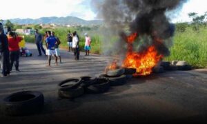 Atenção: Moradores de Itambé bloqueiam a BA-263 em protesto contra suspensão de atendimento em hospital