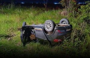 Trágico: Duas mulheres morrem após carro colidir frontalmente com caminhão e capotar, nesta madrugada