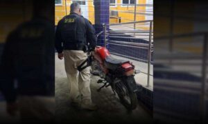 Conquista: PRF apreende motocicleta roubada no reboque de caminhão, na BR-116. Motorista foi detido