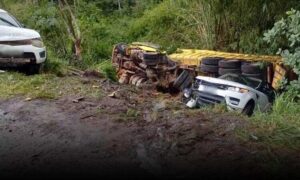 Urgente: Acidente gravíssimo envolve 8 veículos, incluindo caçamba, na tarde desta sexta-feira. Relatos de vítimas