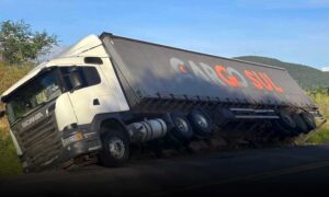 Ruim com a ViaBahia, pior sem ela: Carreta está há 3 dias tombada na BR-116 e ainda não foi removida