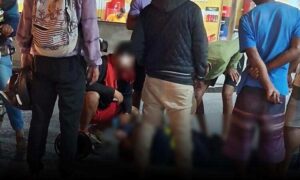 Atenção: Motoqueiro de aplicativo sofre acidente após cachorro atravessar a rua. Populares auxiliaram no socorro à vítima