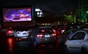Cine Autorama estreia em Vitória da Conquista com sessões gratuitas e um toque de nostalgia em noite chuvosa