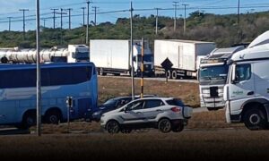 Conquista: Trânsito é interrompido na BR-116 após acidente no trecho da Lagoa das Flores, nesta manhã