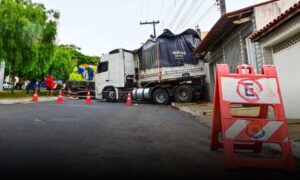 Conquista: PMVC, Simtrans e Defesa Civil acompanham retirada da carreta que atingiu casas no bairro Guarani