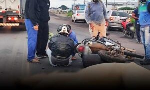 VÍDEO: Motociclista fica seriamente ferido ao atingir cavalo solto no Anel Viário. Animal morreu na hora