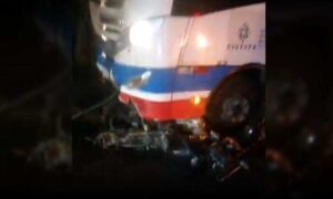 Tragédia: Morre um dos ocupantes da moto atingida por micro-ônibus da Policlínica, nesta noite de quinta-feira