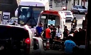 Atenção: Motociclista fica seriamente ferida após colisão com carro de passeio. Mulher foi levada ao hospital