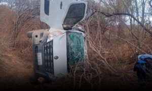 Atenção: Novas informações sobre a van com crianças que saiu da pista e tombou próximo à Brumado
