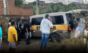 Urgente: Motorista de van escolar morre ao perder controle e colidir contra um muro, na manhã desta segunda-feira