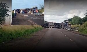 Urgente: Carreta bitrem tombou na BR-116 e tráfego está interrompido nos dois sentidos. PRF e DNIT no local