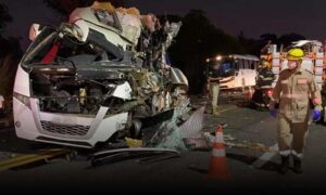 Tragédia: Cinco pessoas morreram em colisão entre carreta e dois ônibus na madrugada desta quarta-feira, na BR-153