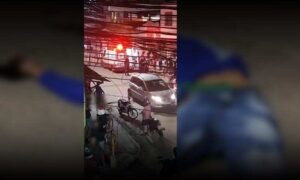 Imagens fortes: Homem é atingido por motocicleta e morre enquanto atravessava a rua. Vítima identificada
