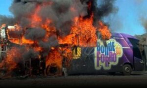 VÍDEO: Veja o momento em que ônibus da banda “Bonde do Forró” pegou fogo no norte de Minas Gerais