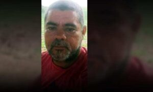 Tristeza: Familiares e amigos em choque com a notícia do falecimento, em Conquista, do vigilante Cleber