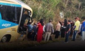 Atenção: Ônibus que saiu de Vitória da Conquista se envolveu em acidente na BR-116, na região de Cândido Sales