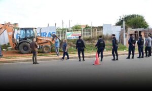 Comissão da PMVC monta força-tarefa para retirada de tapumes e cercas em terrenos ocupados na Avenida Presidente Vargas