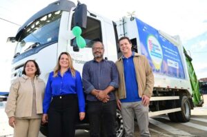 Vitória da Conquista recebe oito caminhões novos para reforçar coleta de lixo. Veículos entram em operação imediatamente