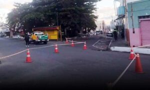Conquista: Caminhão derruba poste no centro da cidade, gerando grande transtorno. Simtrans e Coelba acionados