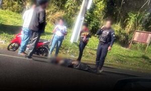 Atenção: Mulher sofreu queda de moto na manhã desta terça, à caminho do trabalho. Populares chamaram o SAMU