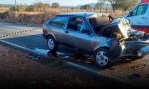 Sudoeste: Motorista morre após carro supostamente atingir caminhão na BA-152. Outro veículo se evadiu do local