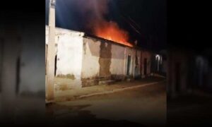 VÍDEO: Briga entre irmãos termina com residência completamente incendiada na zona rural de Vitória da Conquista