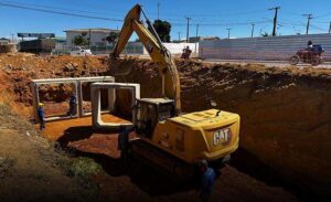 Prefeitura de Vitória da Conquista inicia instalação de aduelas em obra de construção do canal pluvial na Avenida Brumado