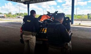 PRF apreende moto roubada escondida em bagageiro de ônibus intermunicipal na BR-116, nesta segunda-feira