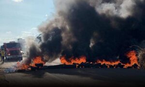 População na bronca: Protesto fecha tráfego na BA-262 em Vitória da Conquista. Saiba o que os moradores reivindicam