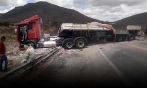 Atenção: Acidente deixa carreta atravessada na pista e tráfego fica comprometido neste sábado na BR-116