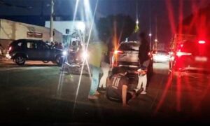 Urgente: Acidente entre duas motos e um carro de passeio é registrado ao lado da Rodoviária de Vitória da Conquista