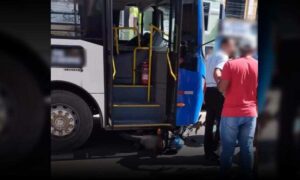 Urgente: Motocicleta foi parar embaixo de ônibus durante grave acidente na manhã desta sexta-feira