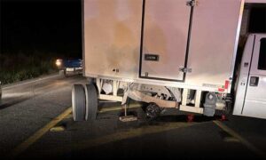 Atenção: Veículo utilitário perde roda, fica atravessado na pista e compromete tráfego na BR-116, nesta noite