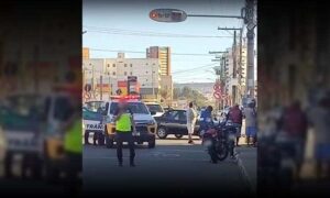 VÍDEO: Mulher fica ferida em acidente entre moto e carro nesta manhã, no Vila América, em Vitória da Conquista