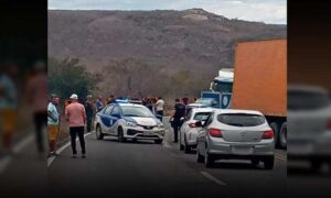 Urgente: Carro de passeio invade pista contrária, colide de frente com carreta e motorista morre na BR-116