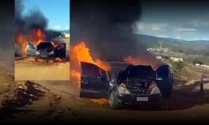 VÍDEO: Após pane elétrica, carro é tomado pelas chamas e fica completamente destruído, na tarde deste sábado