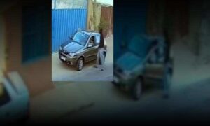 VÍDEO: Imagens mostram dois criminosos tomando carro de assalto em plena luz do dia, na região