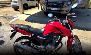 Conquista: Dois indivíduos são detidos pela PRE na BA-263, saída para Itambé, conduzindo moto furtada