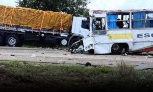 Urgente na BR-116: Duas pessoas morreram em choque frontal entre caminhão e ônibus escolar, nesta quinta-feira