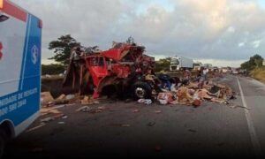 Urgente: Dois motoristas morreram em colisão entre caminhões nesta manhã na BR-116. PRF e DNIT no local