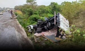 Atenção: PRF atualiza informações sobre o grave acidente com carreta na BR-116. Tráfego apresentou lentidão