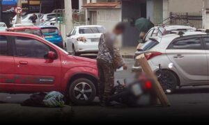 Conquista: Entregador fica ferido após motocicleta ser atingida por carro nesta tarde, no centro da cidade