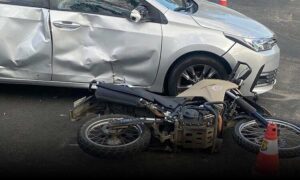 Atenção: Carro de passeio atinge motocicleta da PM e policial fica ferido, nesta tarde em Vitória da Conquista