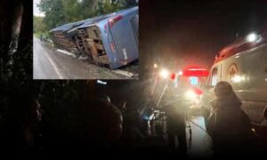 Urgente: Ônibus da Águia Branca tombou nas primeiras horas deste sábado. PRF e SAMU foram acionados