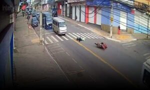 Conquista: Mulher é atropelada por motociclista na Avenida Régis Pacheco. Populares ajudaram a socorrê-la